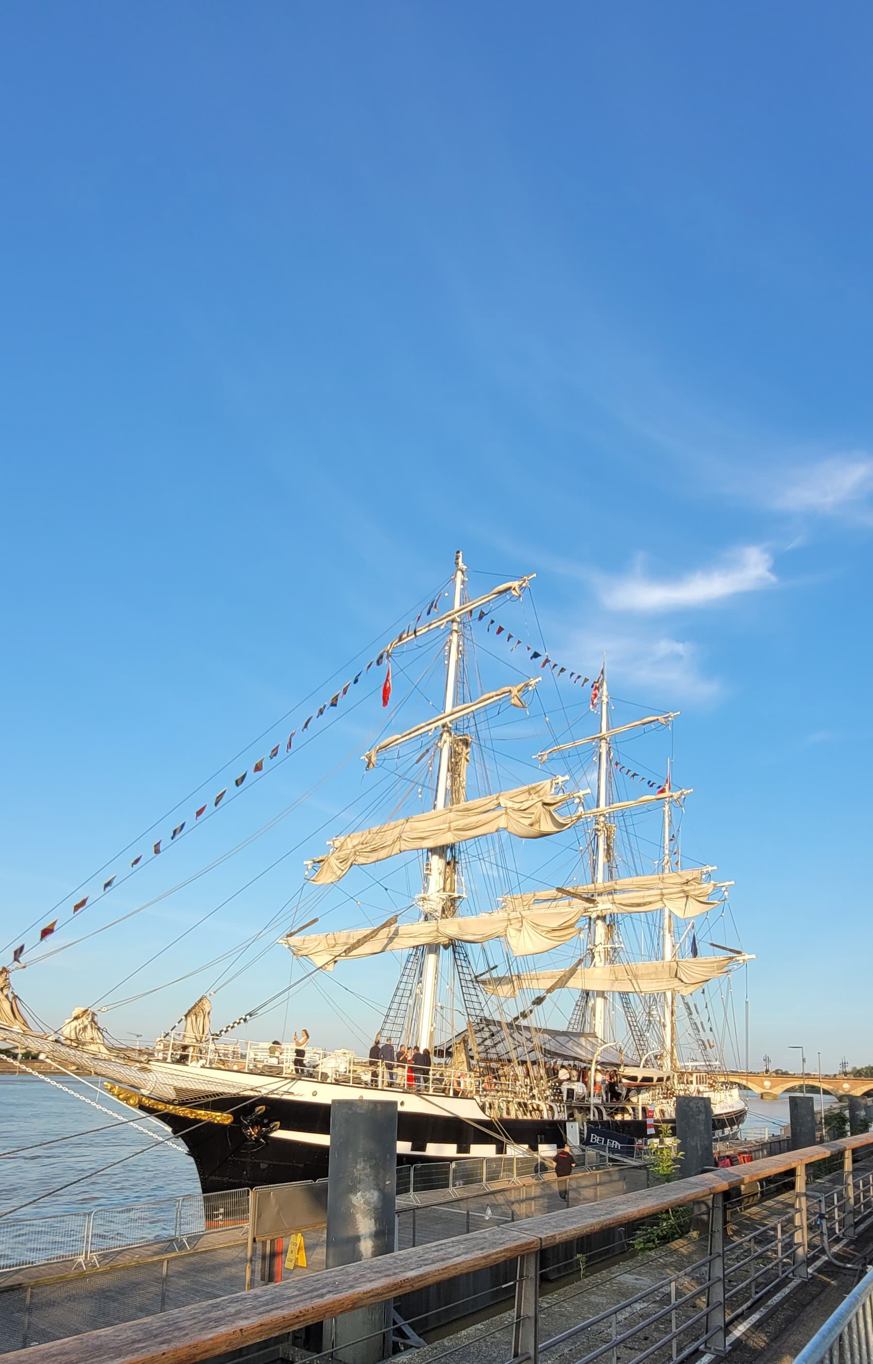 Voilier amarré pour Bordeaux Fête le vin	