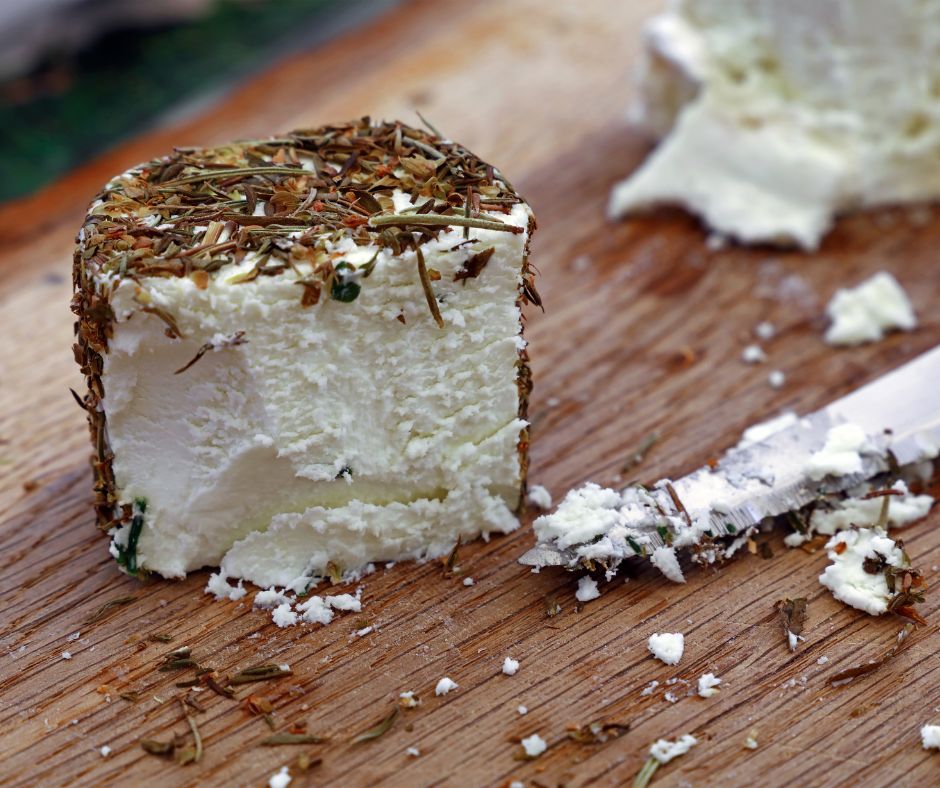 Crottin de chèvre sur une planche en bois