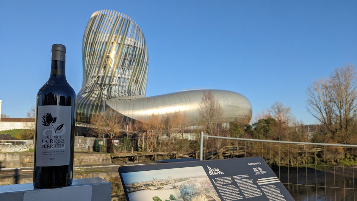 Bouteille de Château La Rose Perrière devant la Cité du vin de Bordeaux