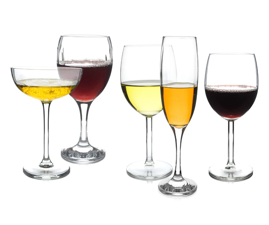 Cinq verres de dégustation de vin de tailles et de formes différentes