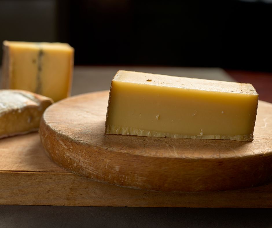 Morceau de comté sur un plateau en bois