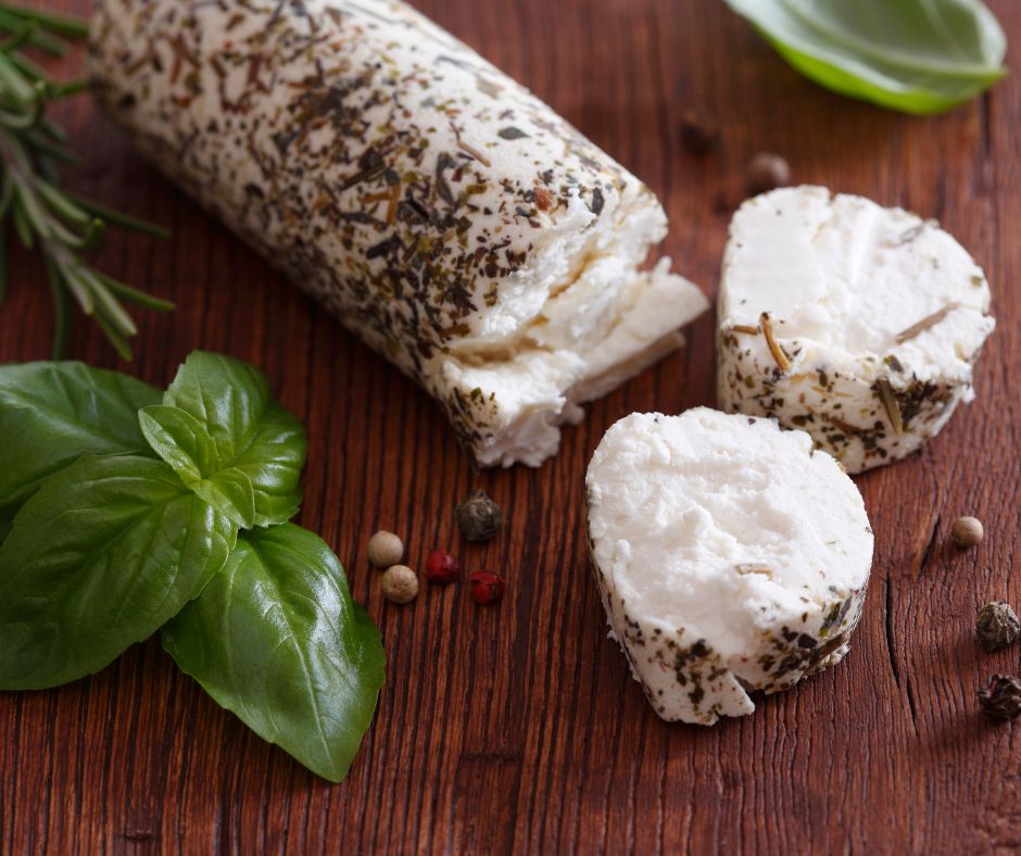 Bûche de fromage de chèvre frais aux herbes avec quelques graines de poivre