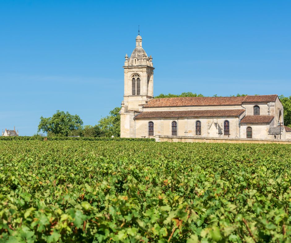 Vignoble et église à Margaux dans le Médoc