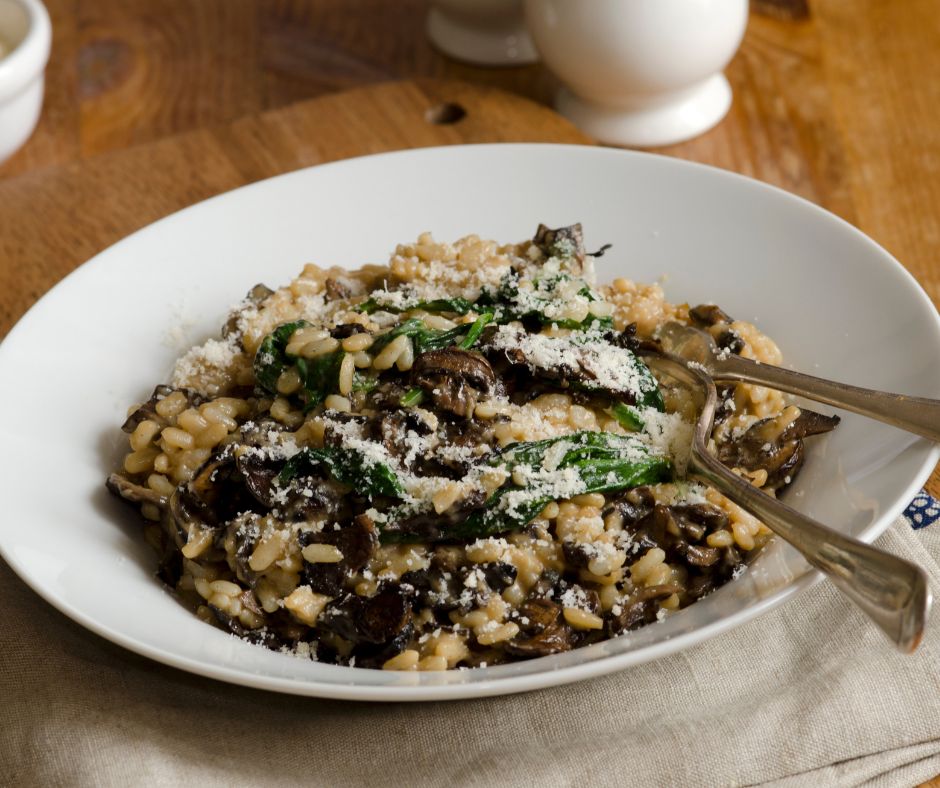 Risotto aux épinards et aux champignons dans une assiette blanche