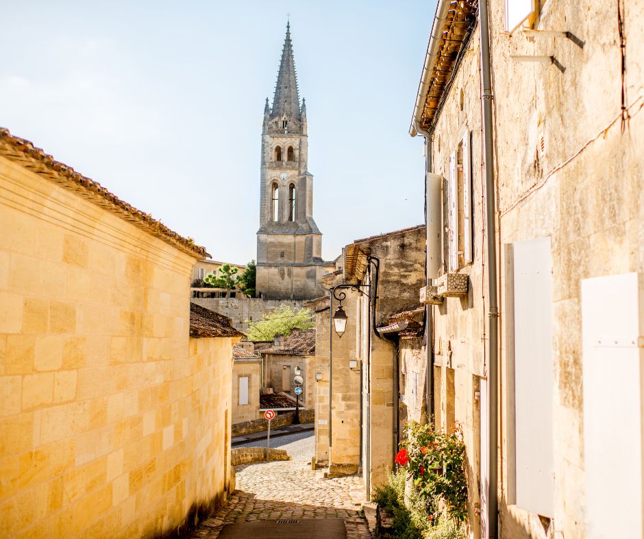 vue d’une ruelle du village de Saint-Emilion 